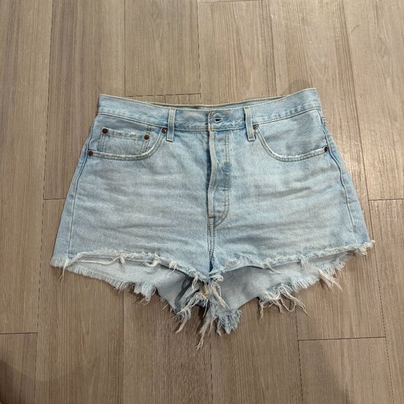Levi Women's 501 Light Wash Denim Shorts Size 32 - Picture 3 of 6